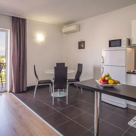 アパート Dujmovic *